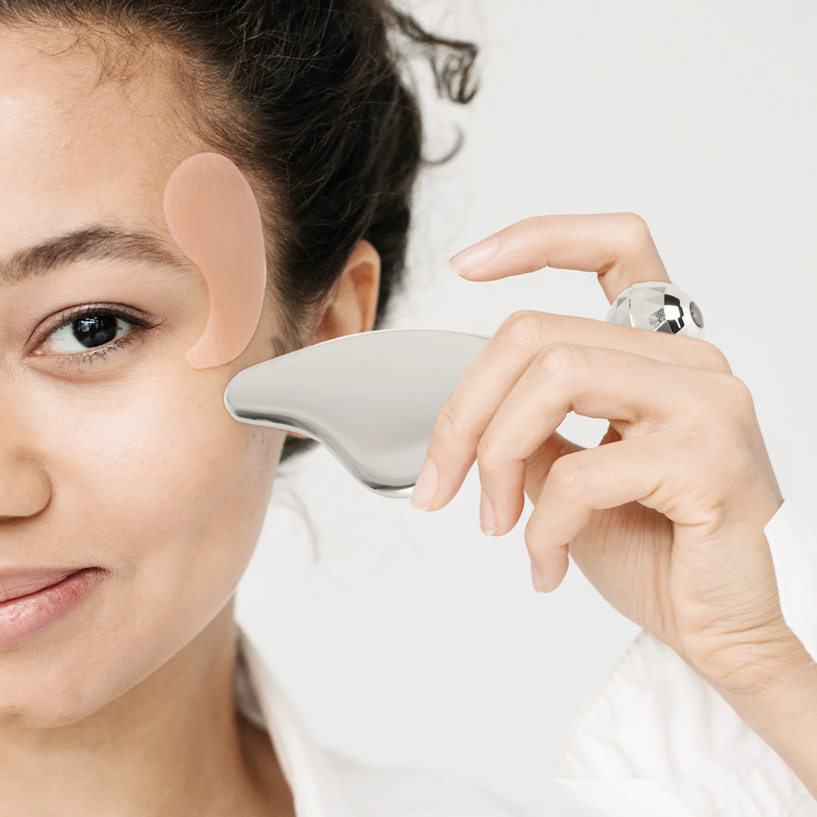 ลูกกลิ้งนวดหน้า 1 ชิ้น ทำจากโลหะผสม ใช้สำหรับนวดหน้าและดูแลรอบดวงตา แผ่นขูดหน้าแบบพกพา ไม้กดจุดนวดหน้า ช่วยกระชับผิว