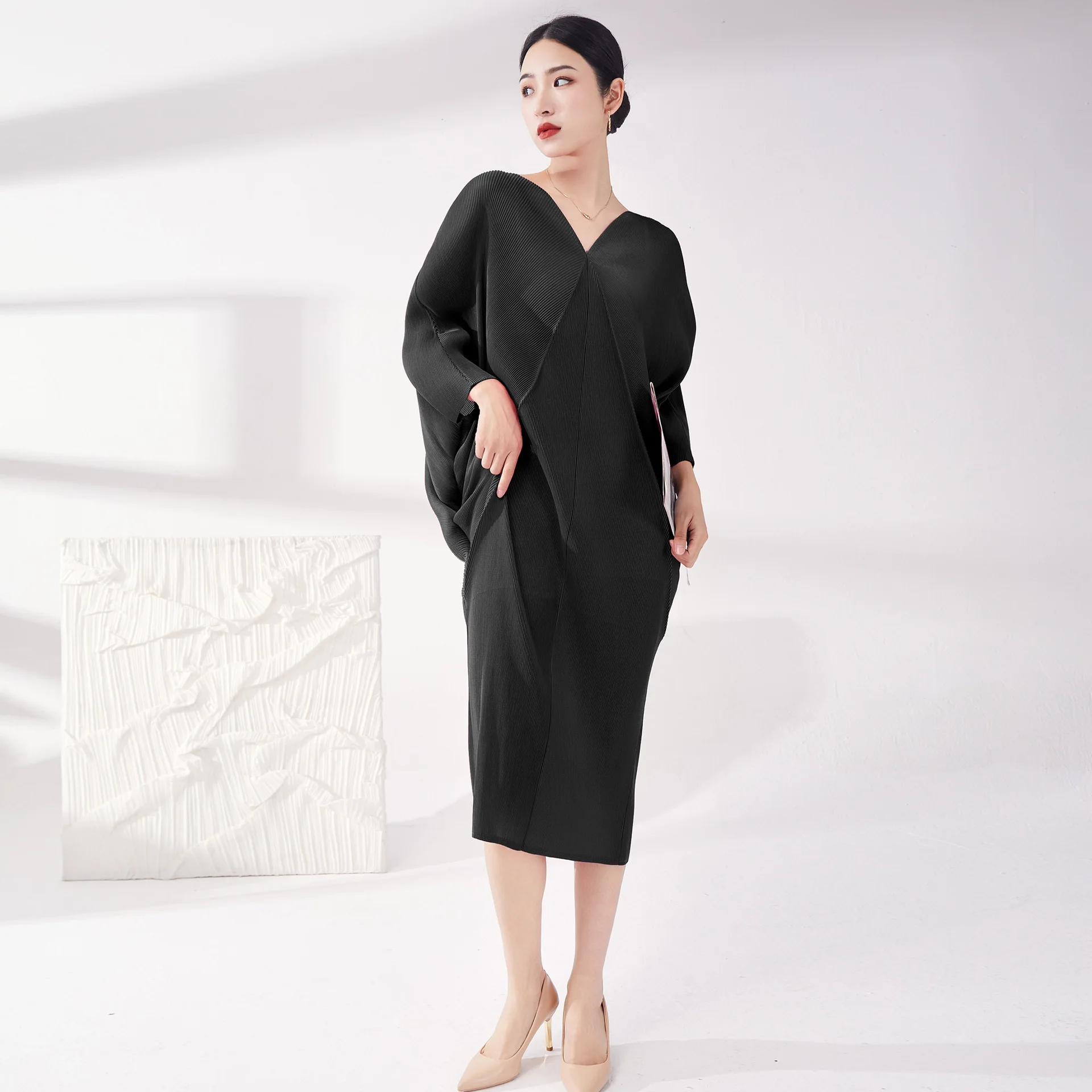 

Женское платье нового стиля, элитный размер больших размеров, рукав «летучая мышь», свободный крой, юбка миди нестандартной формы.