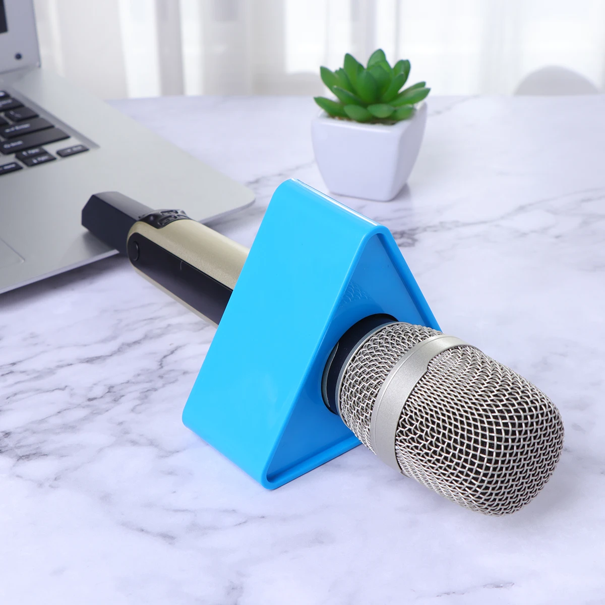 

Microphone Marks Professional Interview Logo Stand Microphone Protector for Reporters (Triangle )