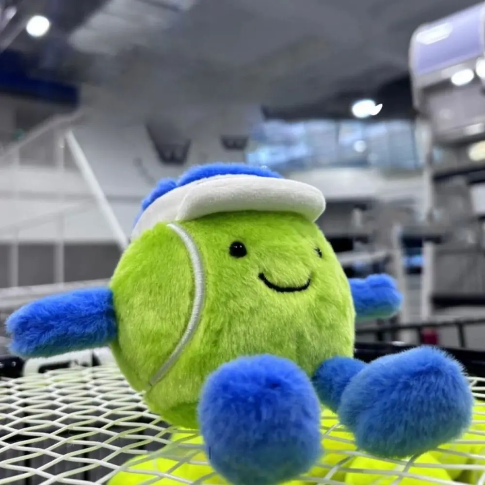 Simpatici giocattoli di peluche da badminton, baseball, tennis, con piedi, espressione del volto sorridente, portachiavi a sfera, regali di compleanno