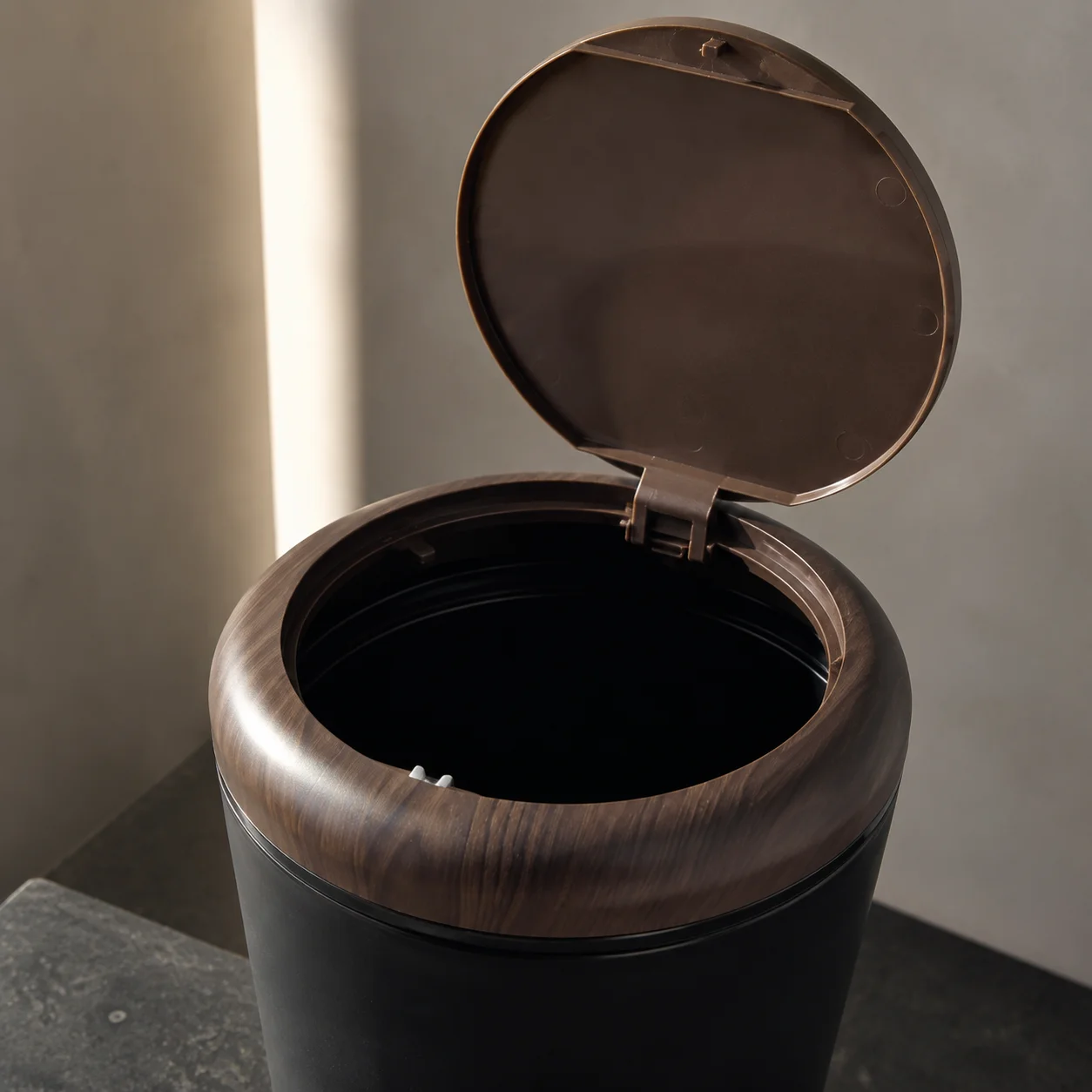 Minimalist Standing Round Press‑Top Trash Can, Decorative Waste Bin With Wooden‑Look Lid & 3‑Leg Base, Household Garbage Container for Indoor Use