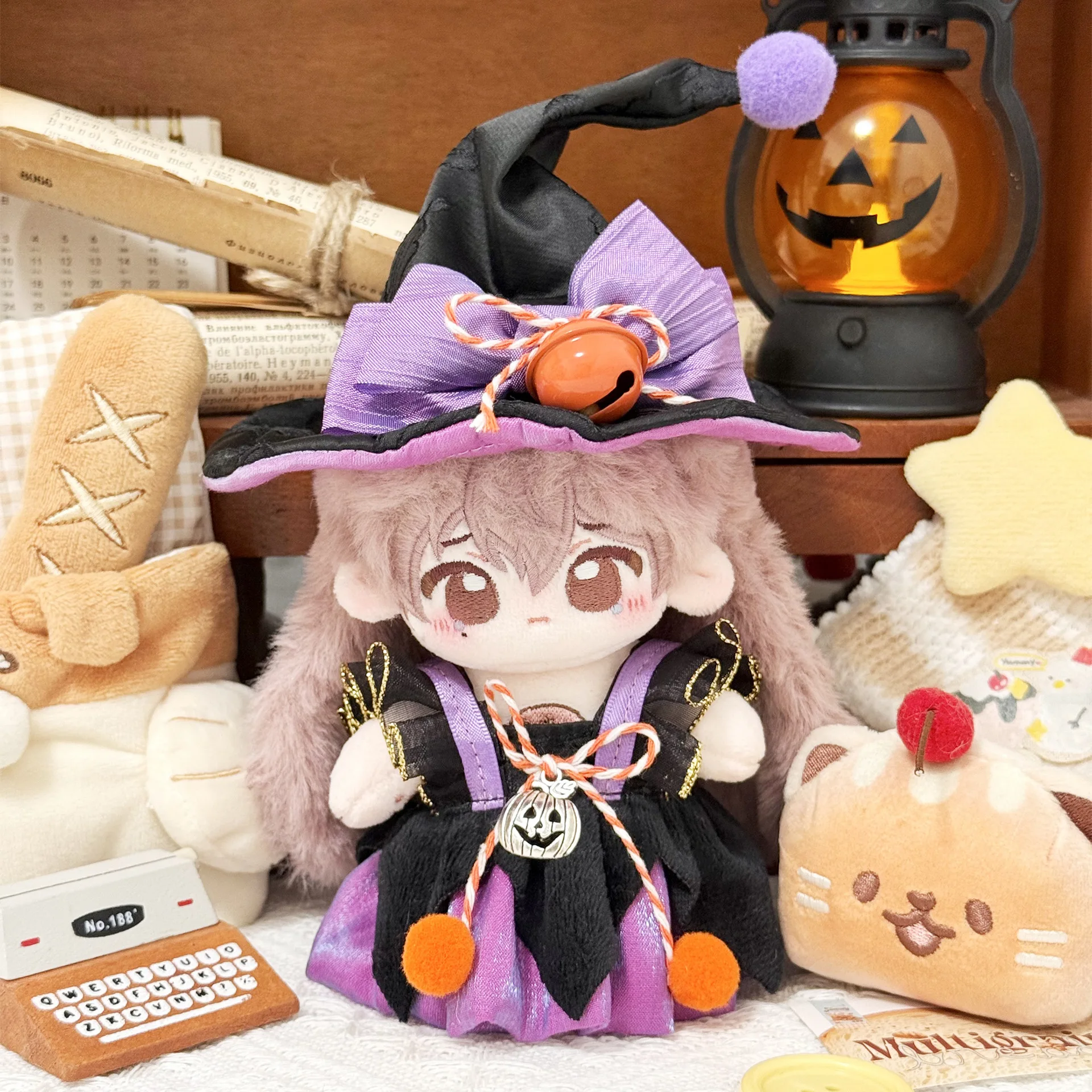 Costume da bambola piccola strega di Halloween Costume da bambola con scatola cieca da 17 cm Set da due pezzi con cappello magico della serie ad alta energia anteriore