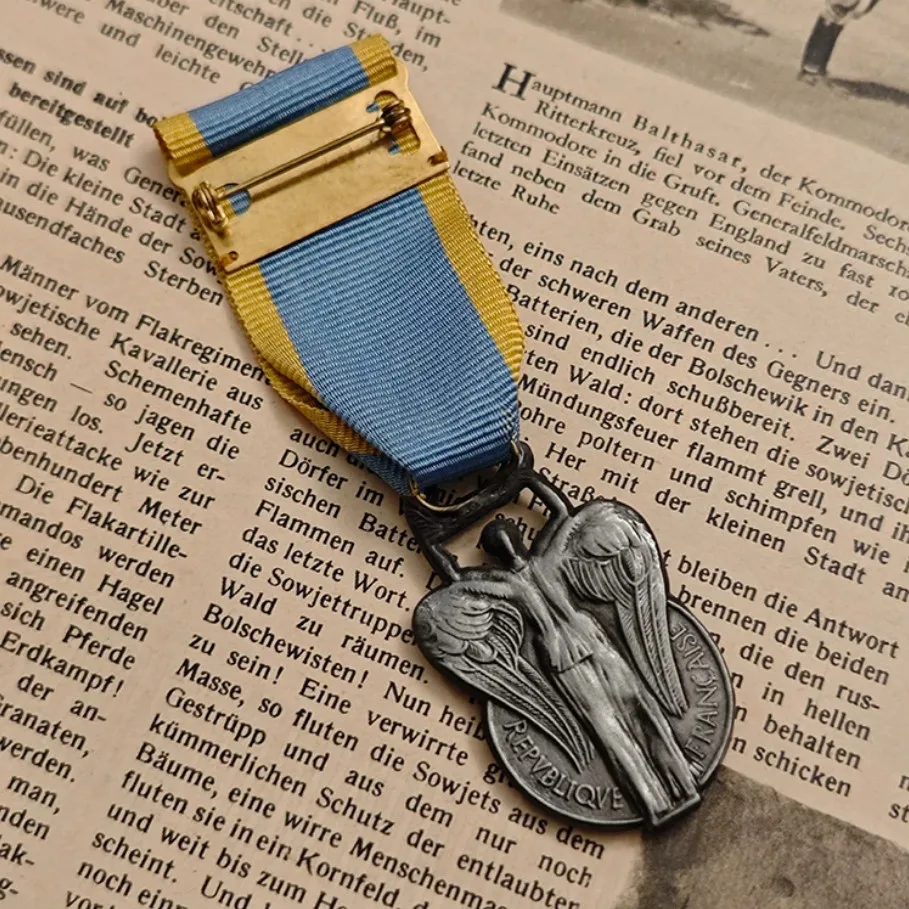Knight Officer Rank French Sports Merit Medal National Honor Badge Brooch