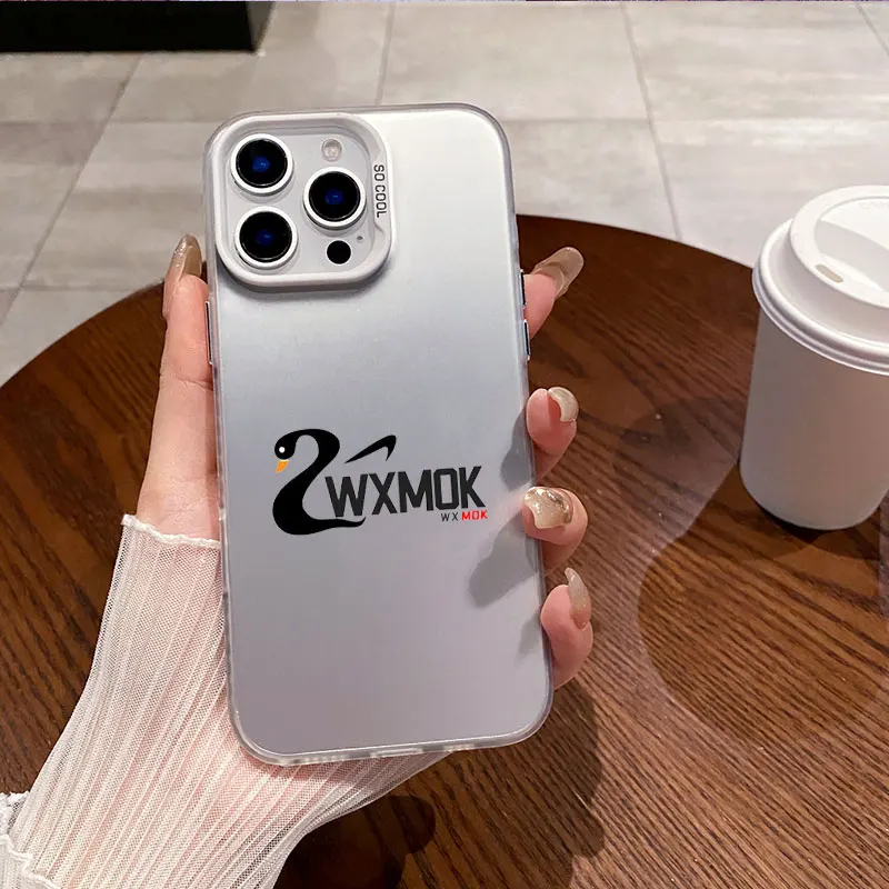 WXMOKブランド柄入りスマホケース iPhone 17 16 15 Plus 14 13 12 11 Pro Max X XS XR 7 8 SE 17Pro対応 カラーシルバー背面カバー ファンダ