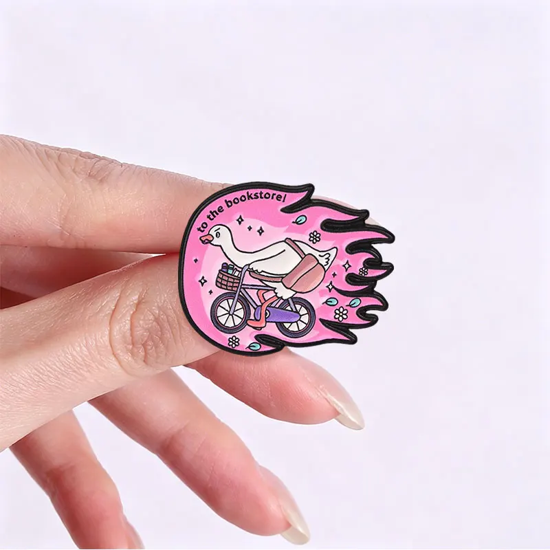 Lustiges Gänse-Fahrrad-Emaille-Abzeichen „Zum Buchladen“ Pink-Flammen-Ästhetik Metall-Brosche Revers-Accessoire Geschenk für Buchliebhaber – Detail 8