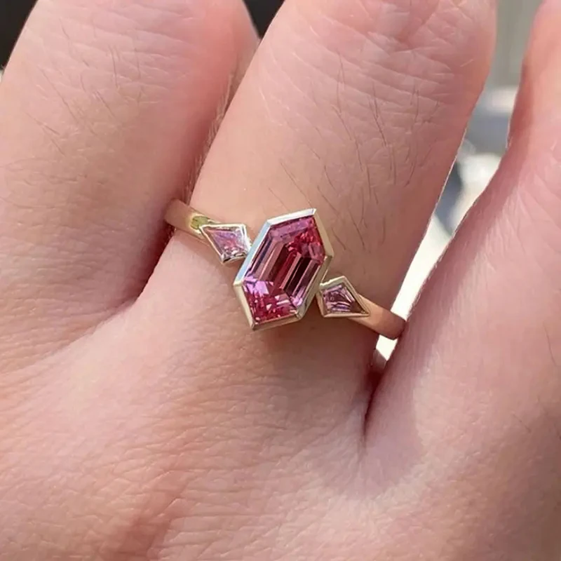 Huitan Noble Engagement Rings for Women Chic Exquisite Creative Attractive Finger Accessories Gorgeous Bright Engagement Jewelry