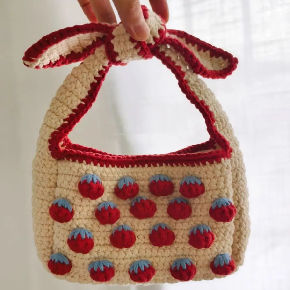 مادة حقيبة الفراولة المصنوعة يدويًا، غزل منسوج، مادة خطاف كروشيه، هدية محلية الصنع، فيونكة، حقيبة يد، لطيفة