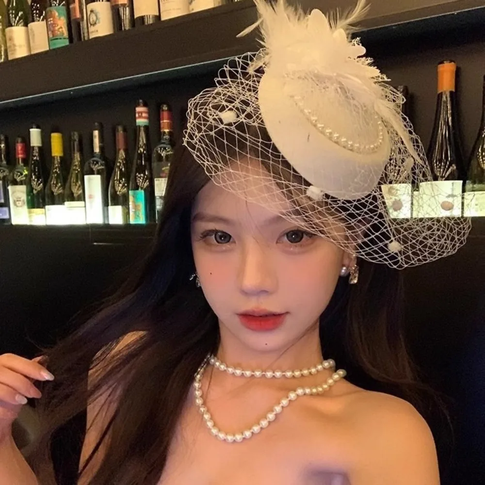 หมวกเจ้าสาวแบบใหม่ ดีไซน์หรูหรา สไตล์วินเทจ ประดับมุกและดอกไม้ พร้อมผ้าคลุมตาข่ายสำหรับงานแต่งงาน สำหรับผู้หญิง