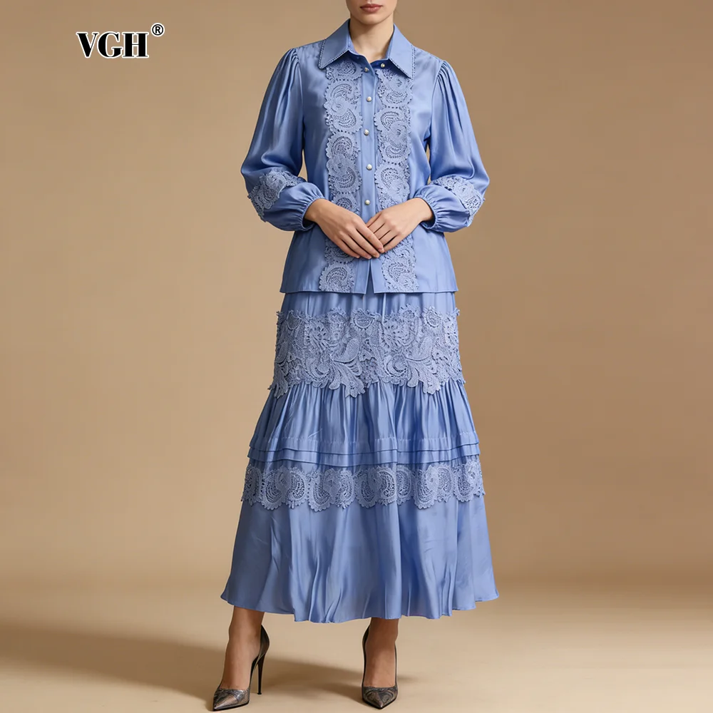 

Элегантный синий атласный костюм-двойка VGH для женщин: рубашка с длинным рукавом и отложным воротником, юбка с высокой талией, кружевными вставками и многоярусным подолом, винтажный стиль