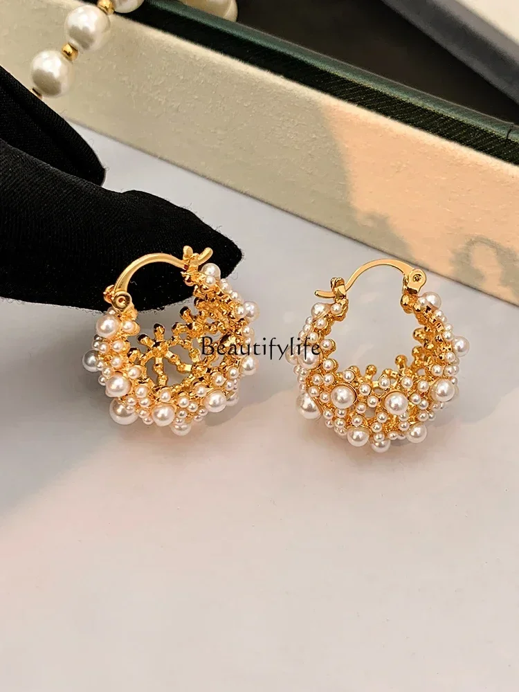 

European and American retro small rice pearl earrings hollow light luxury niche high-end earrings