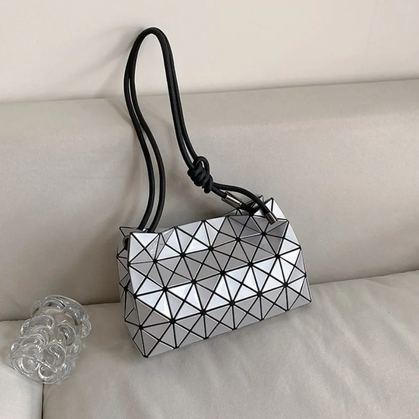 

​ ​ 2025 Новая женская сумка через плечо на одно плечо, минималистичный нишевый дизайн, повседневный кошелек, многосторонняя сумка на плечо для ежедневных поездок на работу