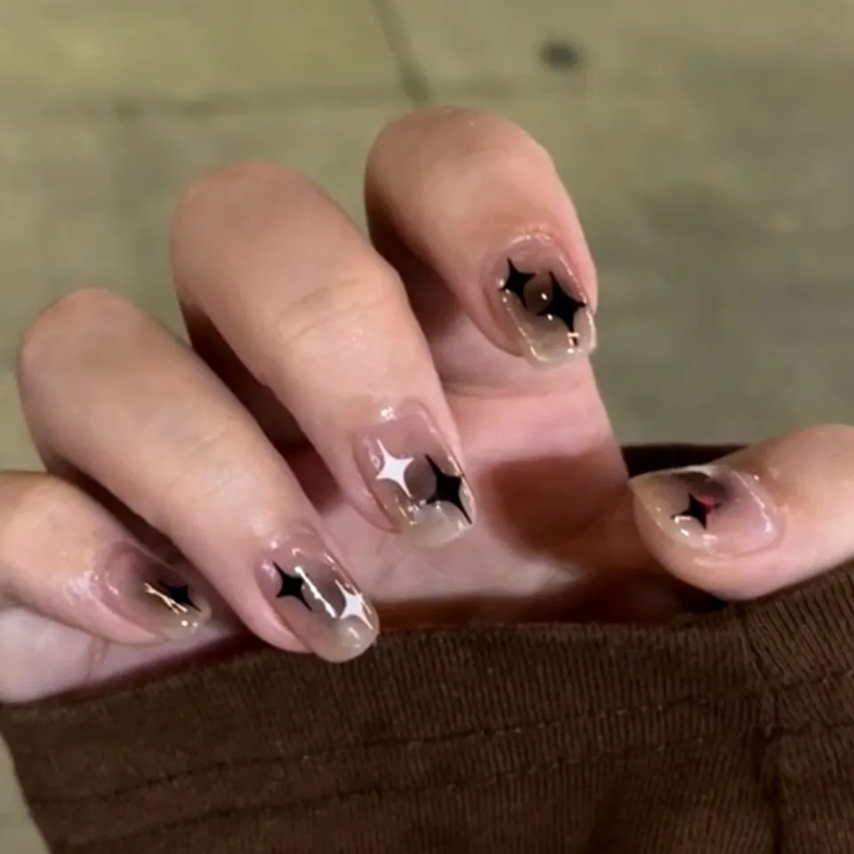 Uñas postizas Y2K estrella con degradado negro, uñas falsas medianas cuadradas con diseños de luna para mujeres y niñas, uso diario 2