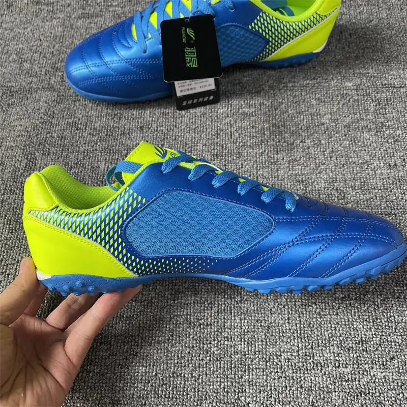 2025 new hot sale professional soccer shoes men's and women's sports training shoes professional training soccer shoes very good