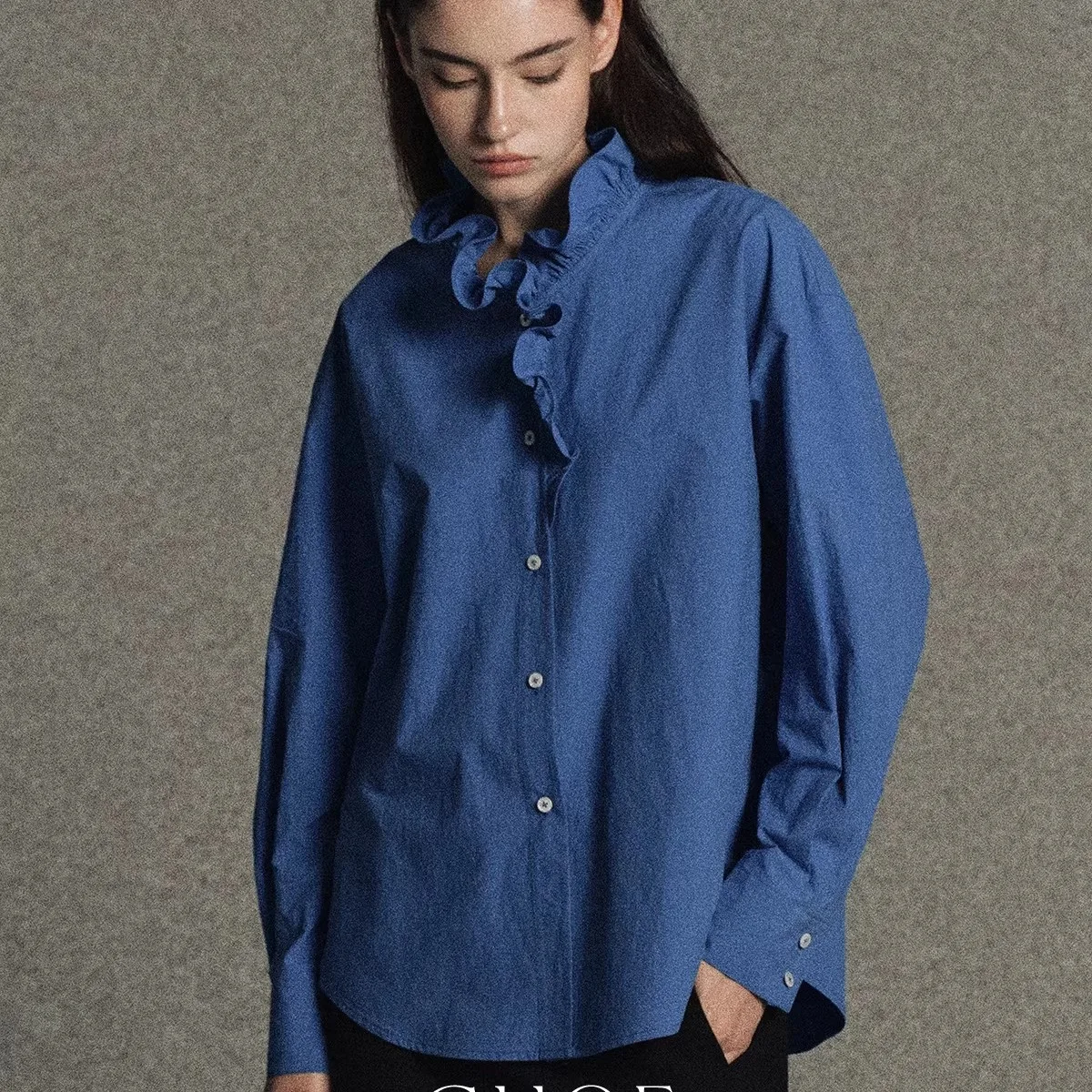 

Винтажная женская рубашка свободного кроя с воротником-стойкой, высококачественной текстурой и кружевным подолом, дышащая