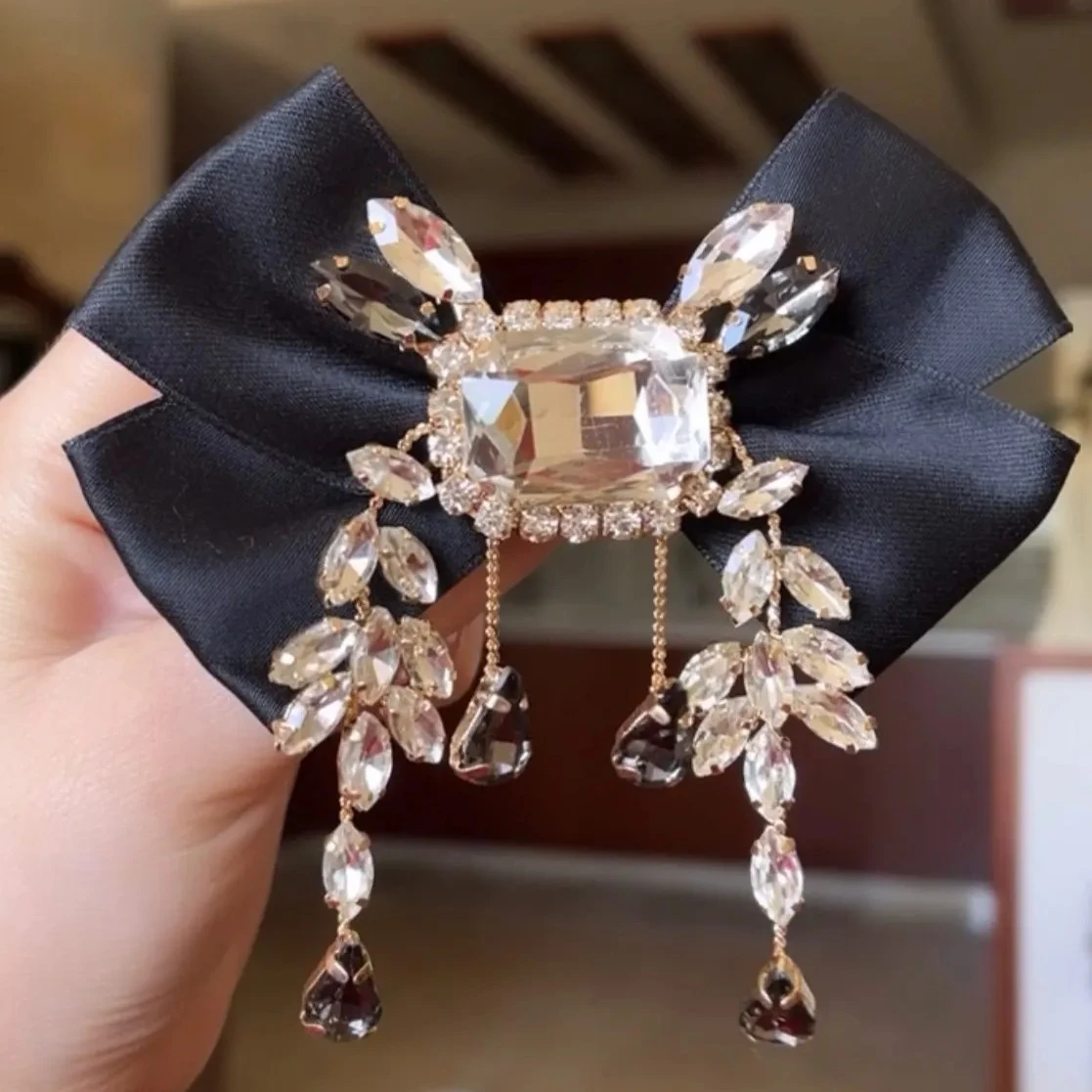 بروش على الطراز البريطاني العتيق للنساء - دبوس طوق على شكل ربطة عنق من حجر الراين والشرابة - مجوهرات قميص على شكل زهرة من القماش الأنيق #6