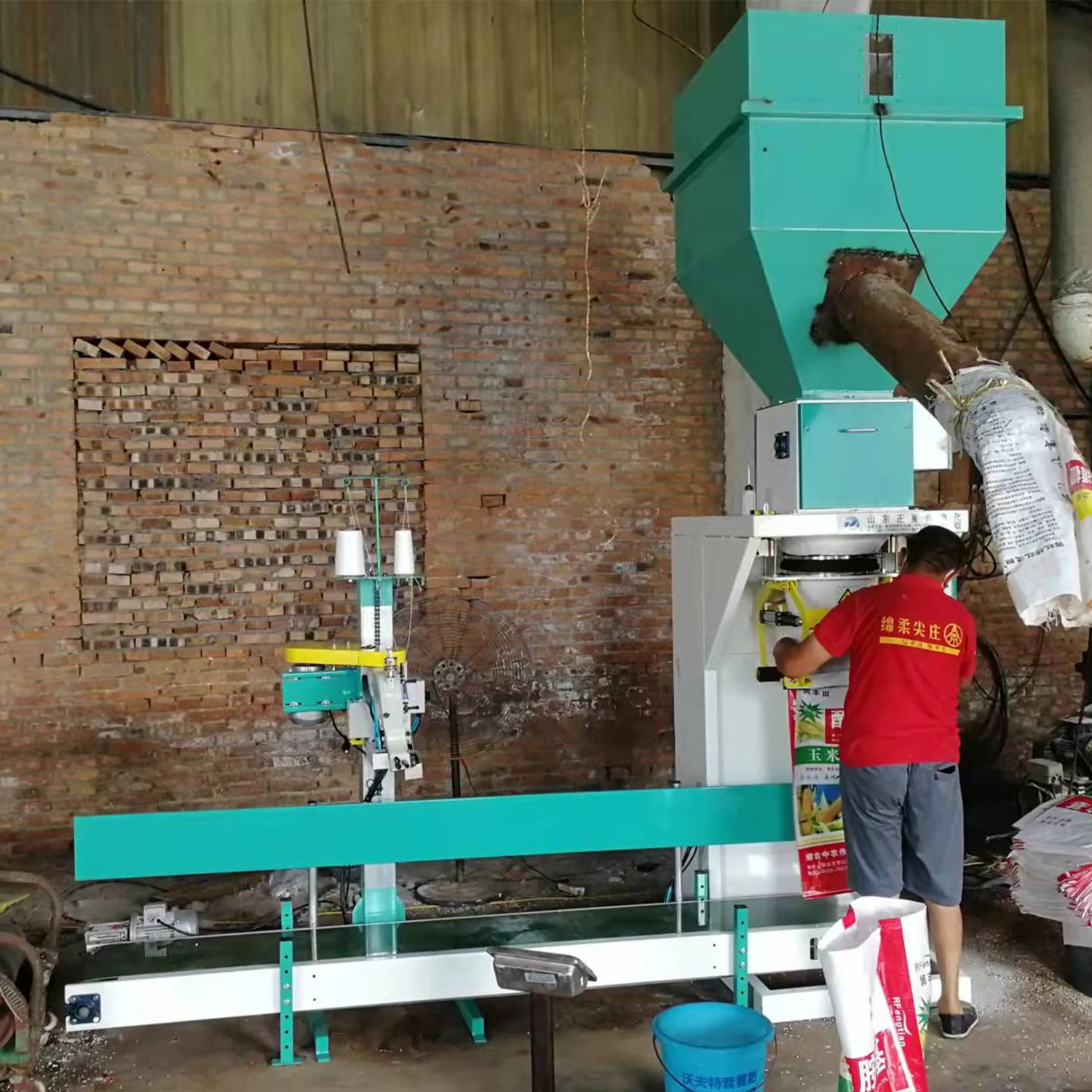 Zhengxia Bucket Elevator 25kg 15kg 30kg 5kg Machine Pack Stone Animal Food Feed Beans Bagging Machine 50 Kg Packaging Machine