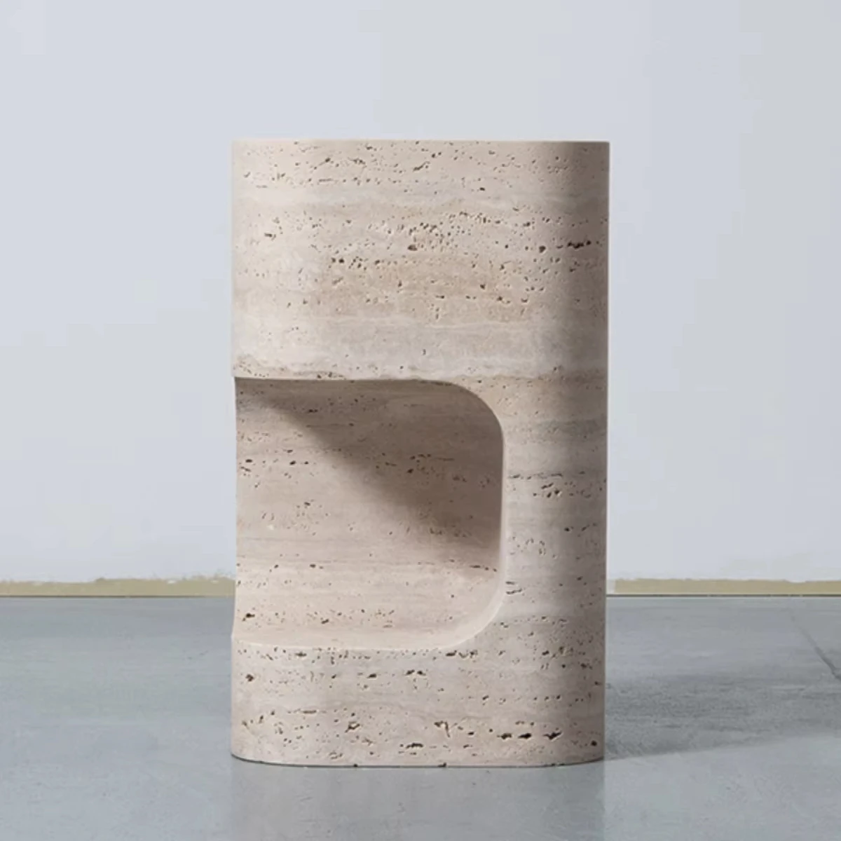 

Новый дизайн мебели для гостиной: роскошный приставной столик из бежевого травертина.