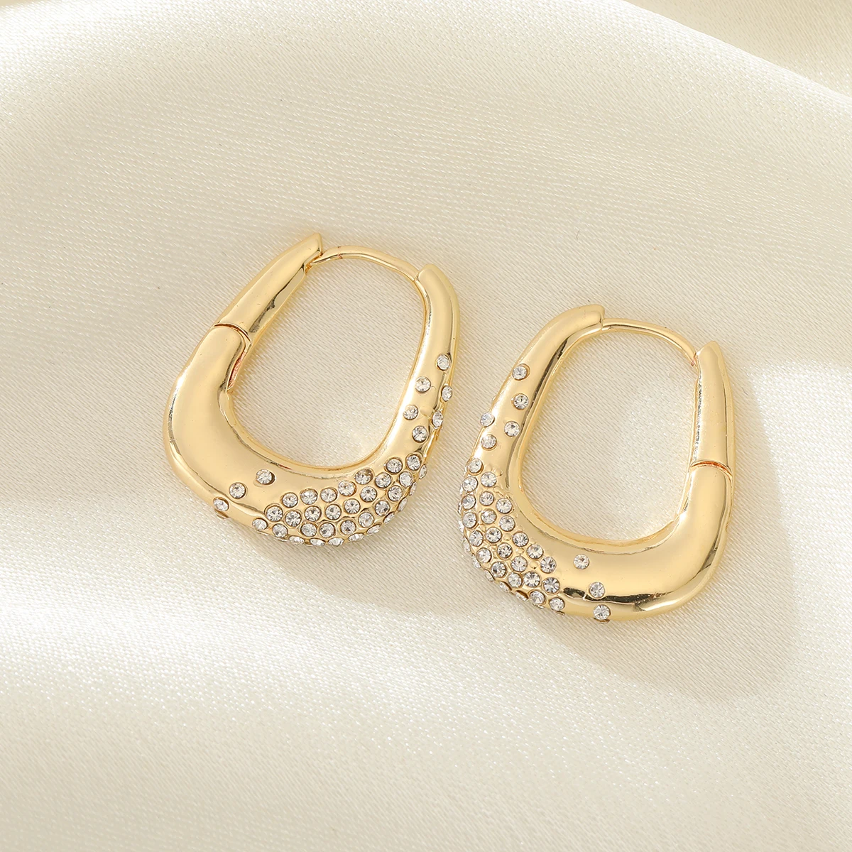 Luxurious Style U-Shaped Earrings Set with Artificial Gemstones, Made of Copper, for Ladies' Jewelry, Suitable for Formal Events