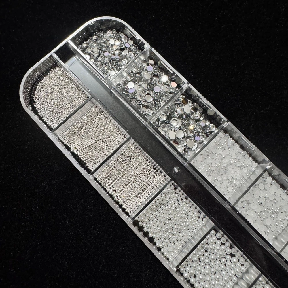 12-Gitter-Mix-Set mit Mini-Nagelperlen und Strasssteinen, 3D-Luxus-Silber-Kaviar-Mikroperlen & klaren Edelsteinen & Perlen-Nagelcharms, DIY-Schmuckteile – Detail 3