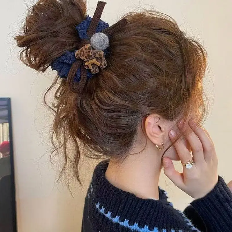 1 buah bola bulu beruang teddy bergaris macan tutul, ikat kepala usus besar, nuansa mewah, kuncir rambut rendah, ikat rambut karet