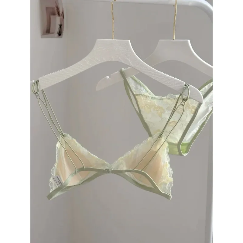 ชุดชั้นในลูกไม้ปักลายแบบสามเหลี่ยมสไตล์ฝรั่งเศส ไร้โครง เก็บทรงสวย ดีไซน์เว้าแหวก เซ็กซี่ ยี่ห้อ CA MOYIU ประกอบด้วยบราและกางเกงใน