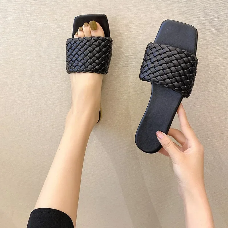 Summer 2024 New Women Temperament Braided Soft Leather Cross Strap Open-toed Flat Slippers Wear Vacation Beach Sandals