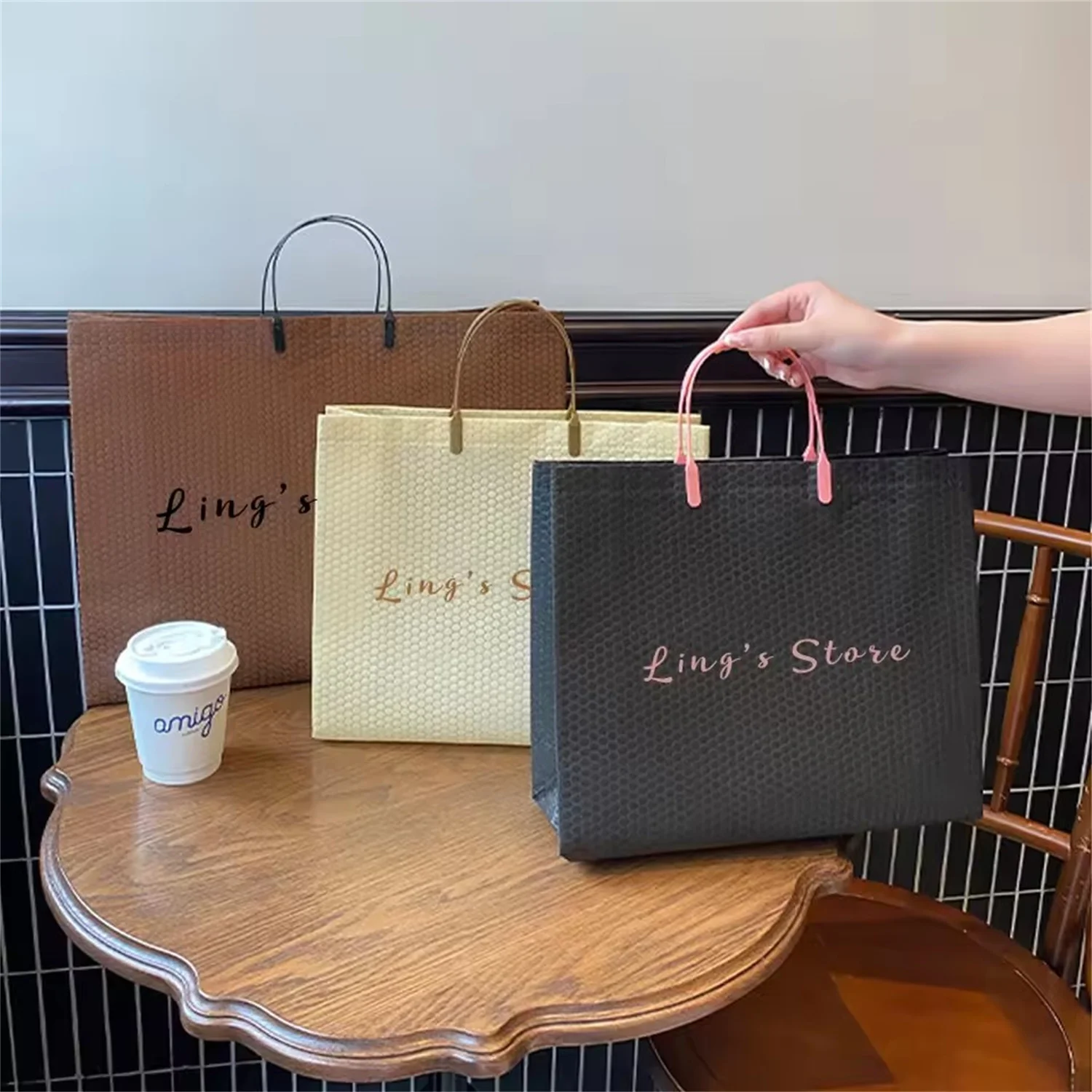 200 قطعة شعار مخصص مجوهرات حمل الحقائب غير المنسوجة فستان التسوق القماش تي شيرت مستحضرات التجميل هدايا الزفاف هدية الأحذية التعبئة والتغليف حقيبة يد