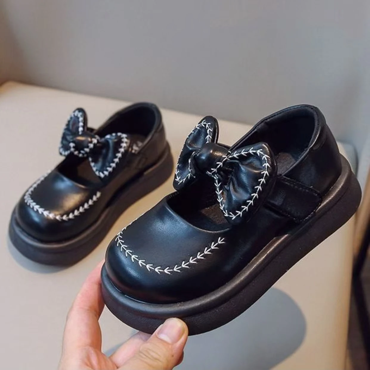 Girl's 2026 New Bowknot Flat sole Leather Shoes Spring Autumn Soft sole Round Toe Shallow Velcro Nude Shoes Princess Shoes