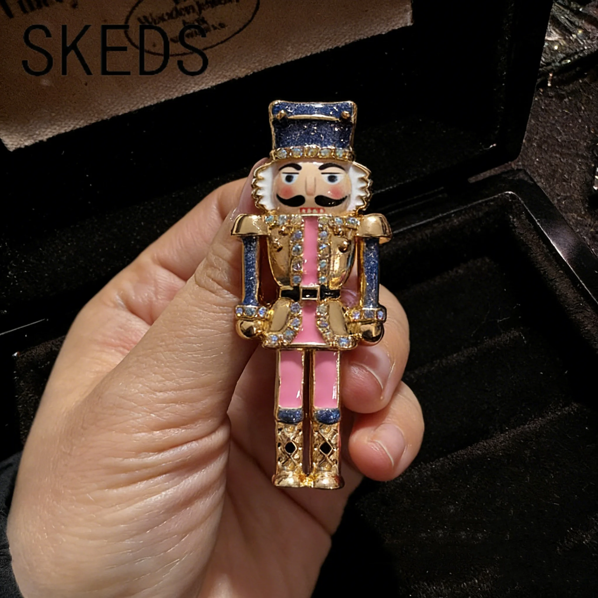 SKEDS 2026 New Design Pink Cartoon Soldier Brooch Exquisite Rhinestone Pin Unisex Clothing and Dress Accessory Boutonniere