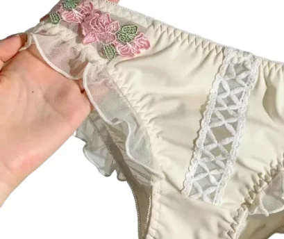 

KUCLUT Victorian Lingerie Set - Delicate Cream Bralette with Floral Stitch, Retro Sweetheart Neckline for Petite Bust Elegance