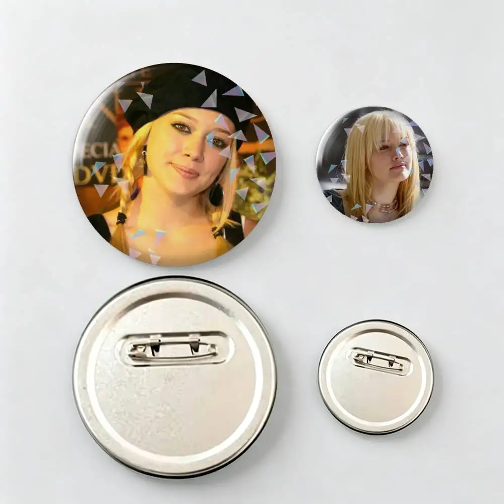 Singer Hilary-y Duff Brooch Metal Badge Brooch, Fashion Decorative Pins for Hat Bag Clothing Decoration Gift,Souvenir.