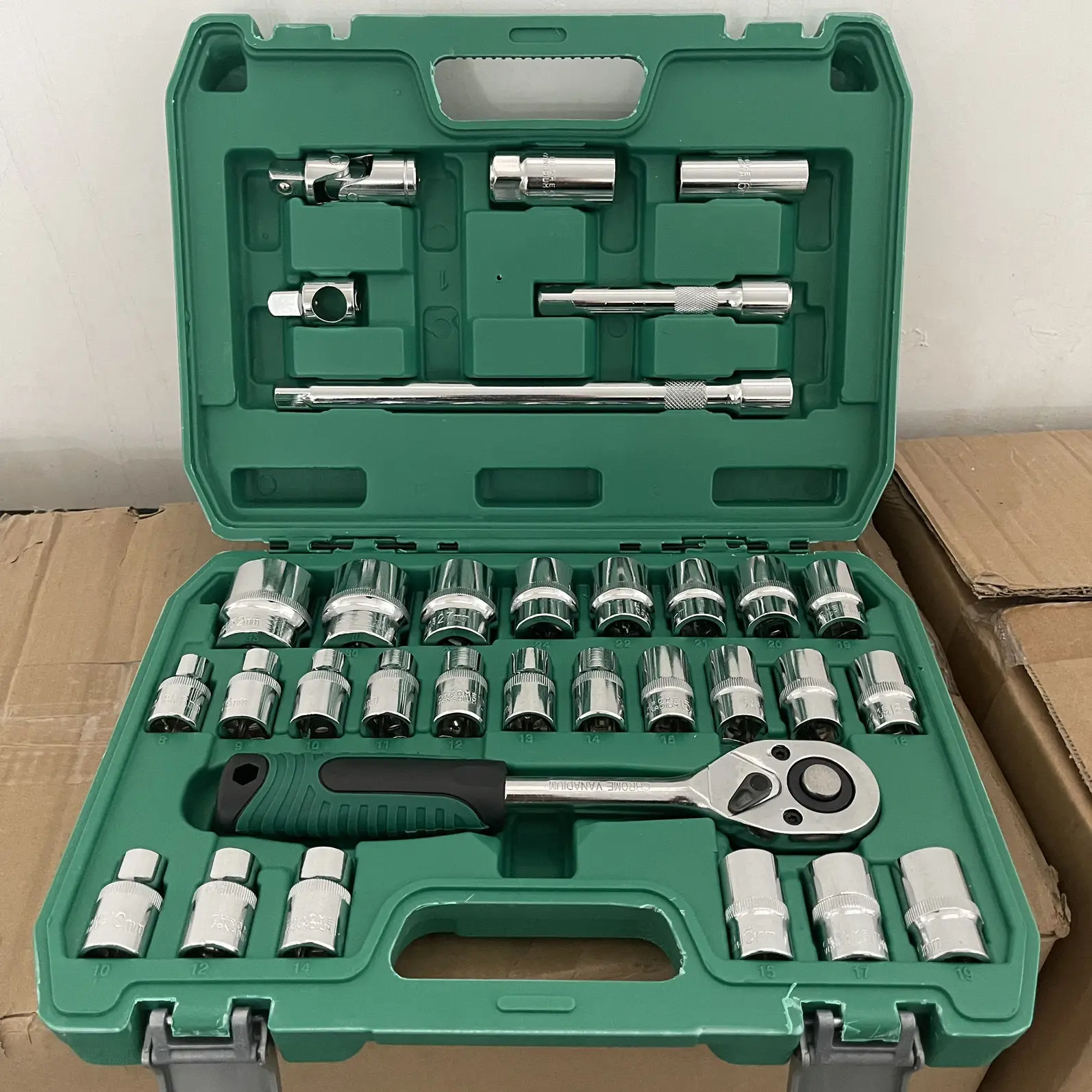

121-Piece auto repair tool set socket wrench combination