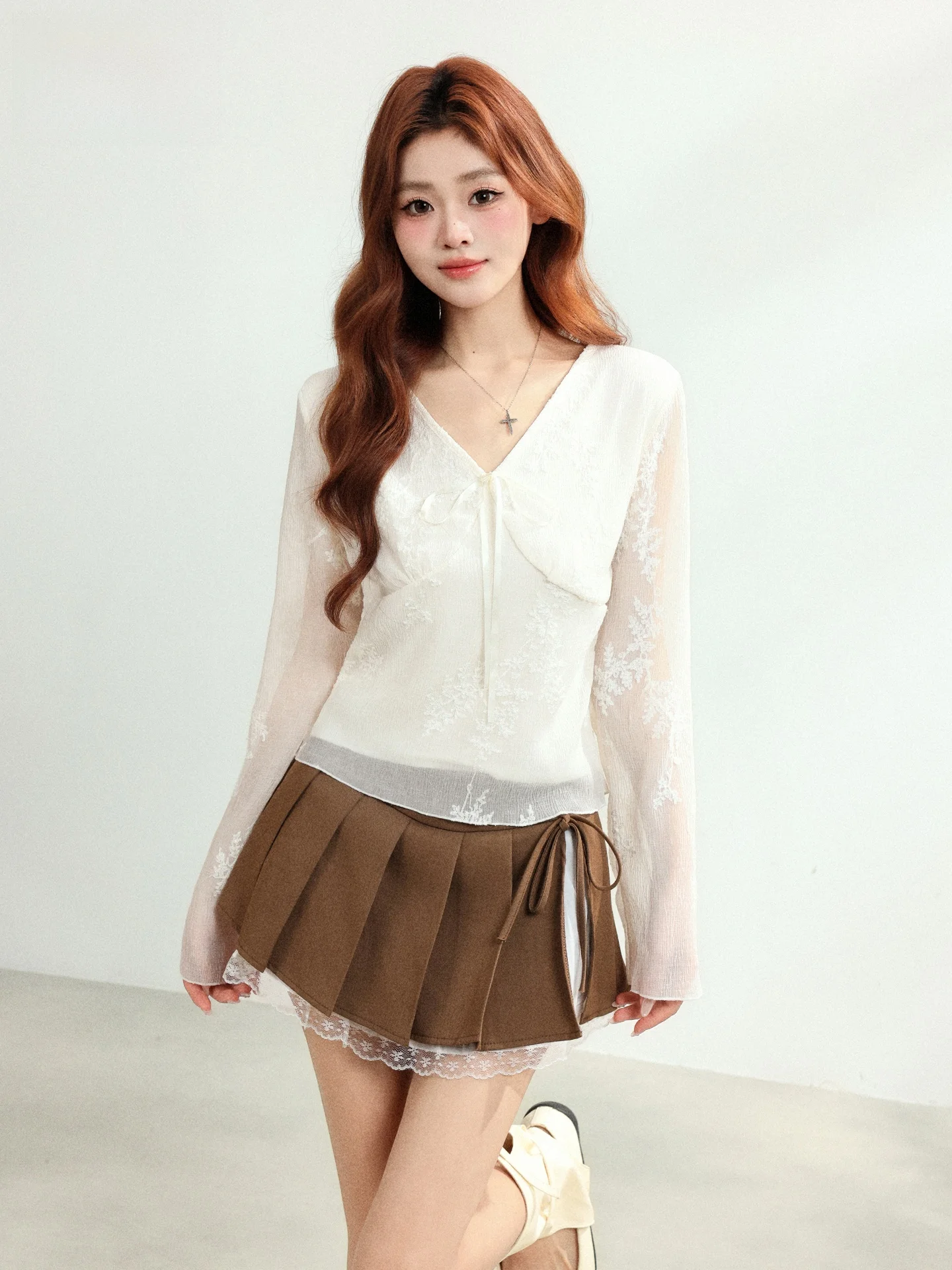 

Элегантная женская блузка с кружевной отделкой, длинным рукавом, V-образным вырезом, в повседневном стиле, с цветочной вышивкой, свободного кроя, летний топ