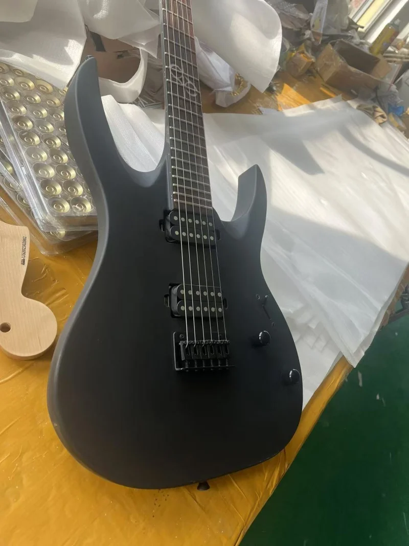 

Matte black 6-string electric guitar，Rosewood fingerboard，Black hardware，Fixed bridge，Comfortable feel, Free delivery