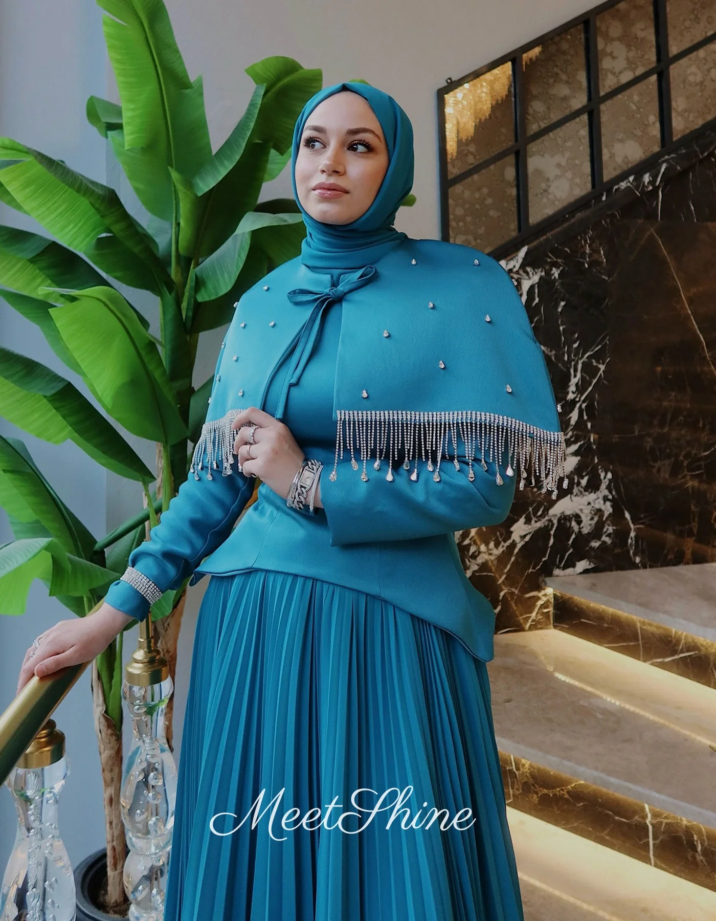 دبي الأزرق ألف خط الساتان فستان الحفلة الراقصة المملكة العربية السعودية الشيفون مع شال بلورات الخرزة مساء فستان مناسبة رسمية فستان مخصص