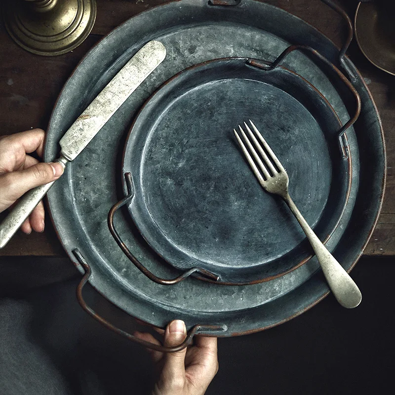 C2 European Retro Metal Plate Dishes With Handle Round Vintage Storage Bread Tray Home Decoration Tableware Dinner Plates Sets