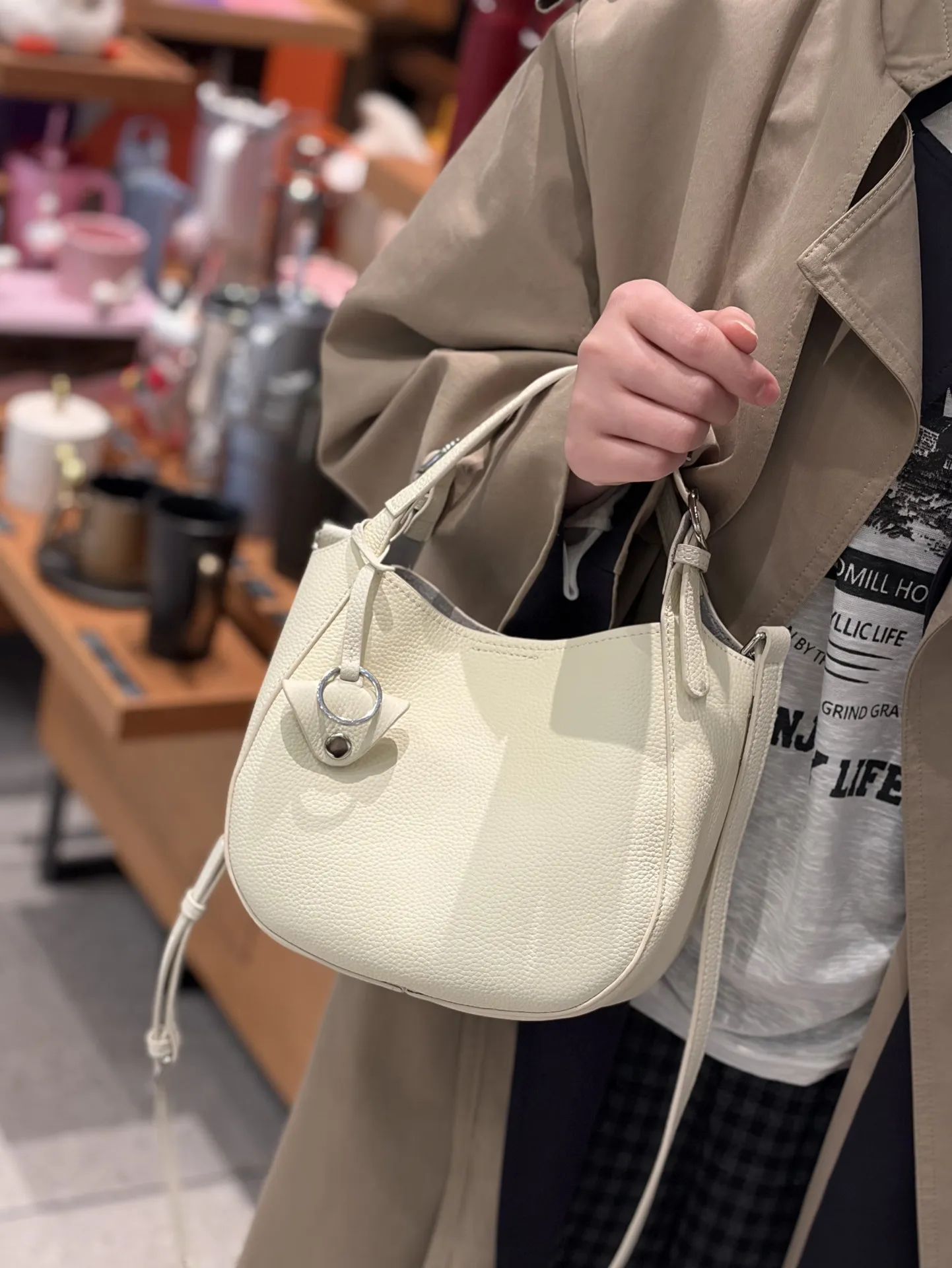 

Новая женская сумка из натуральной кожи 2026 года: нишевый дизайн, люксовое качество, большая вместимость, на плечо и через плечо