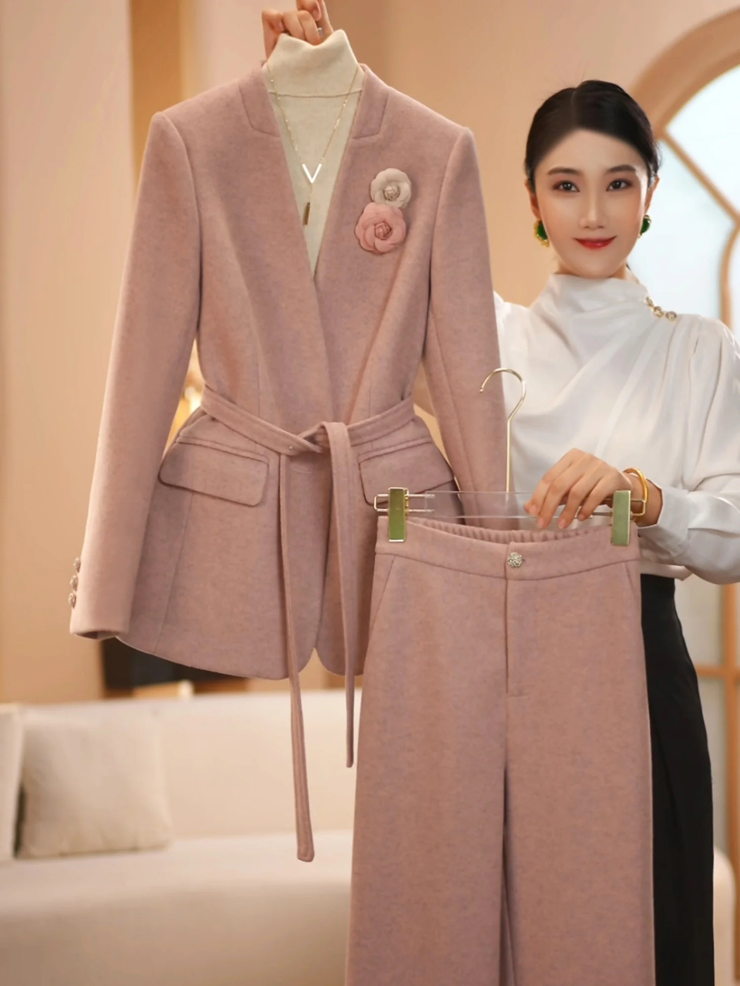 ชุดสูทสีชมพูสำหรับผู้หญิง ชุดทำงานแบบเป็นทางการสำหรับครู สัมภาษณ์งาน ช่วยให้ดูผอมเพรียว เหมาะสำหรับใส่ไปทำงานหรือเดินทาง ให้ความอบอุ่น ป้องกันรอยยับ