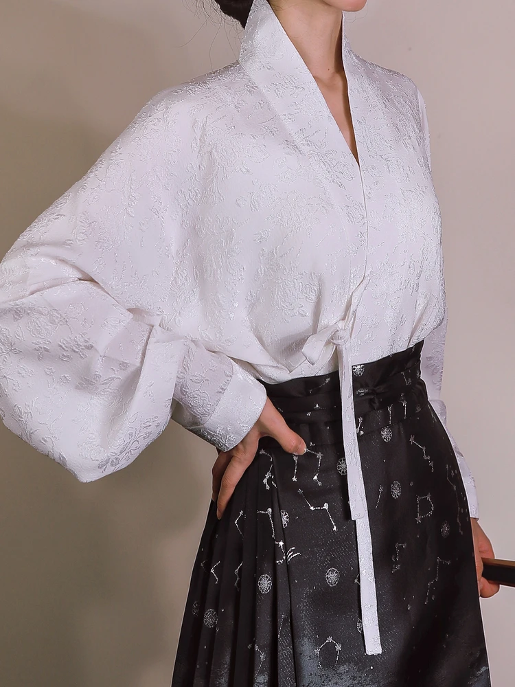 

Весна 2026: Новая китайская блузка свободного кроя с длинными рукавами, белая, в стиле Ханьфу, с рукавами-крыльями, V-образный вырез, полиэстер