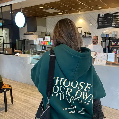 ESCAPE SU OWN HAPPY Amazon Sudadera de felpa para mujer con estampado de eslogan de letras y bolsillo de canguro con estampado de cordón