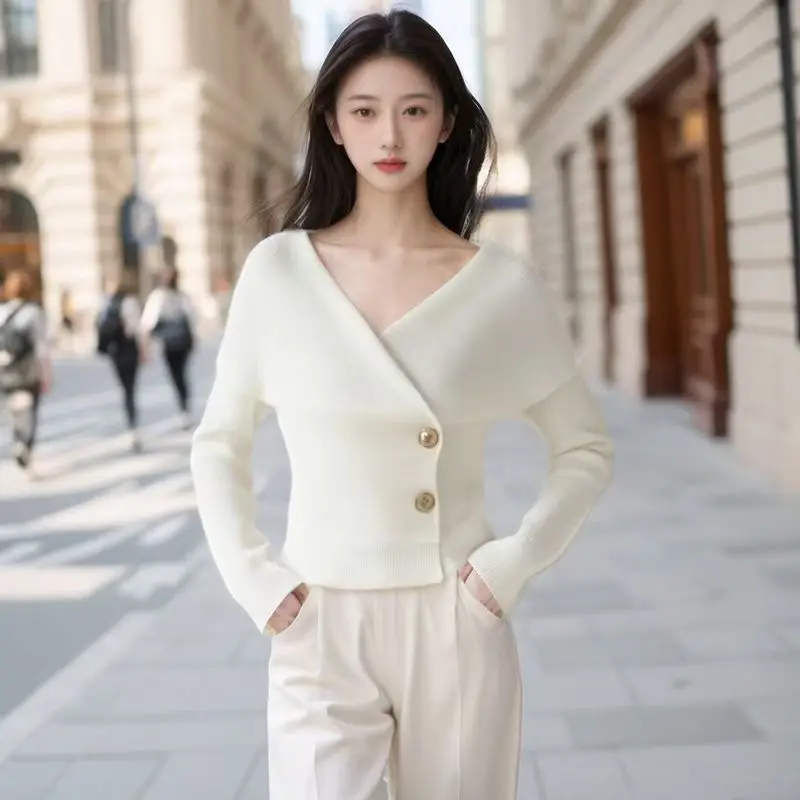 French Temperament Socialite V-neck Small Sexy Short Cardigan Slim Body with Female 2024 Spring New Model White Cardigan