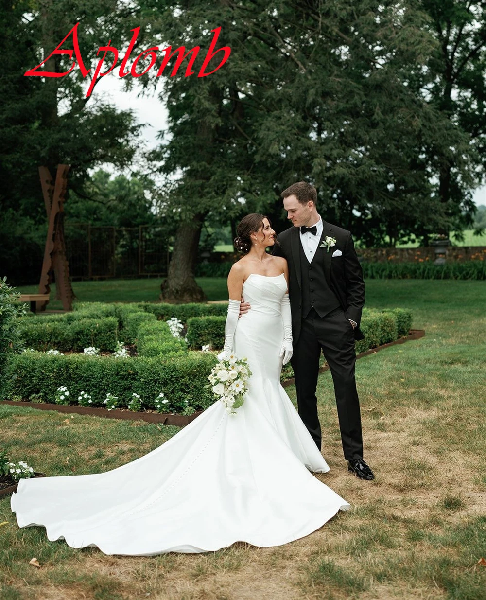 Vestido de casamento de cetim branco puro personalizado, requintado, sem alças, sem mangas, botões românticos, costas, festa de noiva