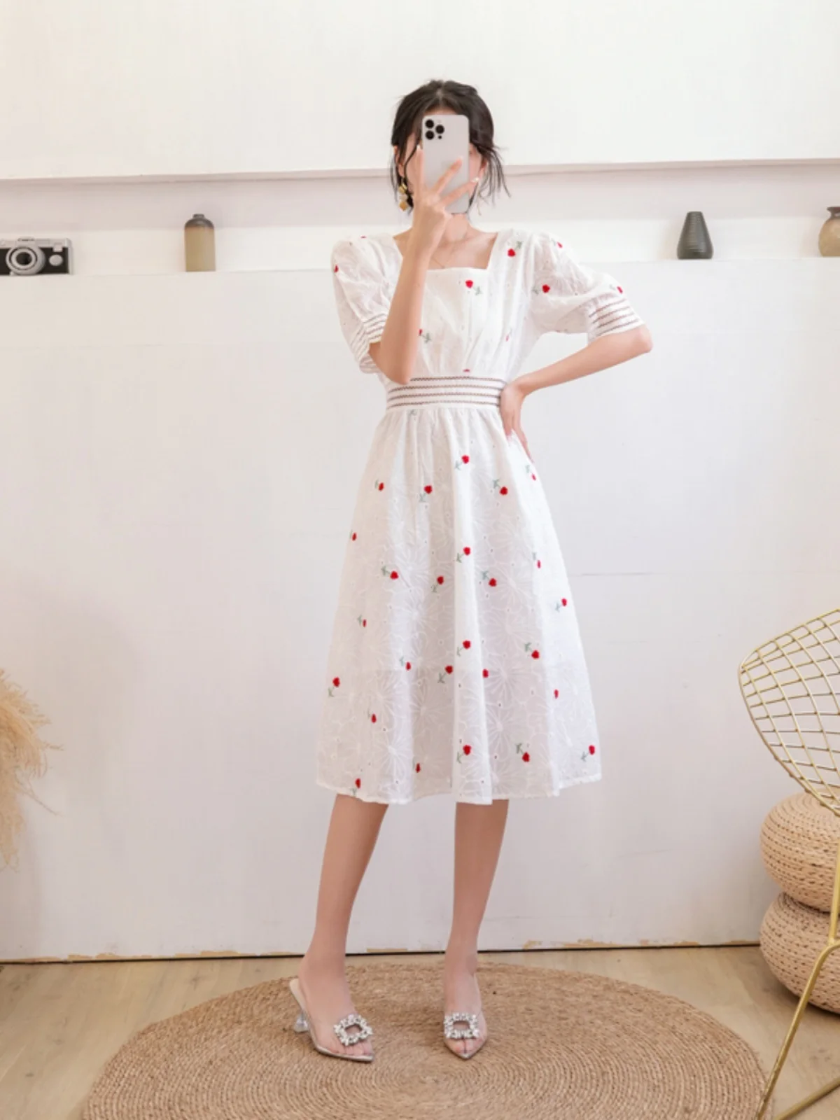 Sukienka damska letnia midi z haftem, ażurowa, kwadratowa, z efektem bąbelkowym, z podkreśloną talią.