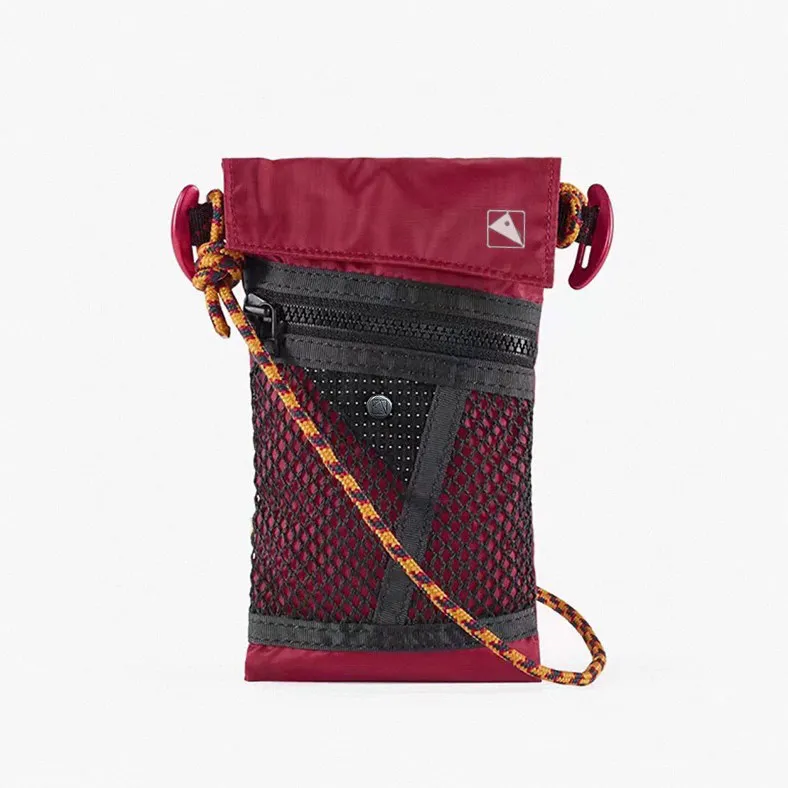 Dettaglio materiale della borsa a tracolla sportiva unisex per telefono, evidenziando la resistenza.