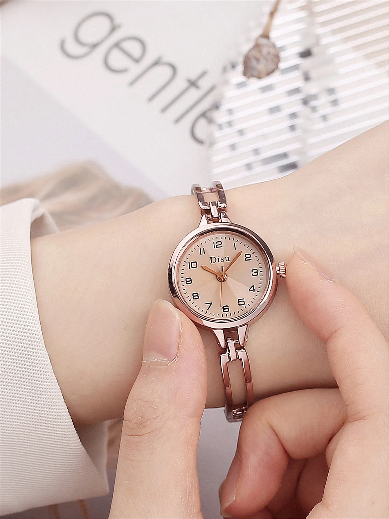 Simple Fashion Women\'s Quartz Chain Watch