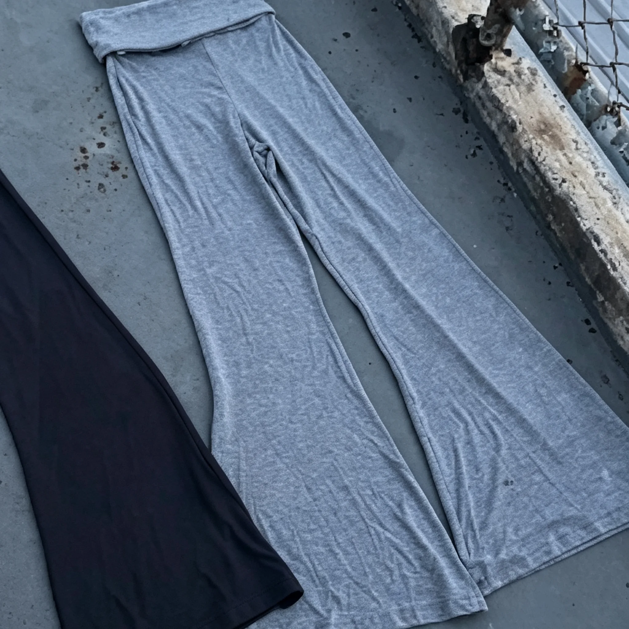 Y2K Hose mit hochgekrempelter Taille, ausgestellter Beinpartie, farblich kontrastierendem Bund, schmal geschnitten, Bootcut-Hose, lässige Streetwear, 90er-Jahre-Stil – Detail 2