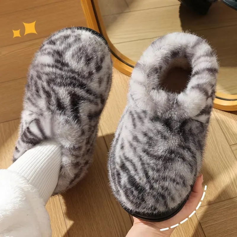 Zapatillas de invierno para mujer, de color gris con estampado de rayas de tigre, con parte trasera cerrada, suela gruesa antideslizante, forro de felpa suave y botines con forro de piel sintética.