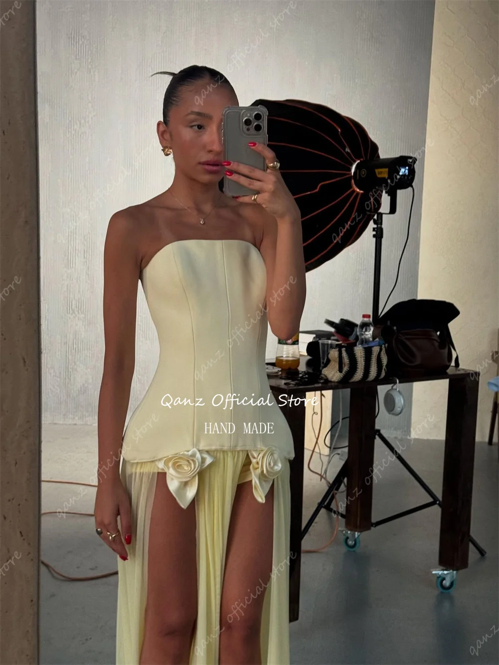 فساتين سهرة أنيقة باللون الأصفر من Qanz بدون حمالات بفتحة عالية وزهور مناسبة رسمية للنساء بطول الأرض للحفلات الراقصة حسب الطلب