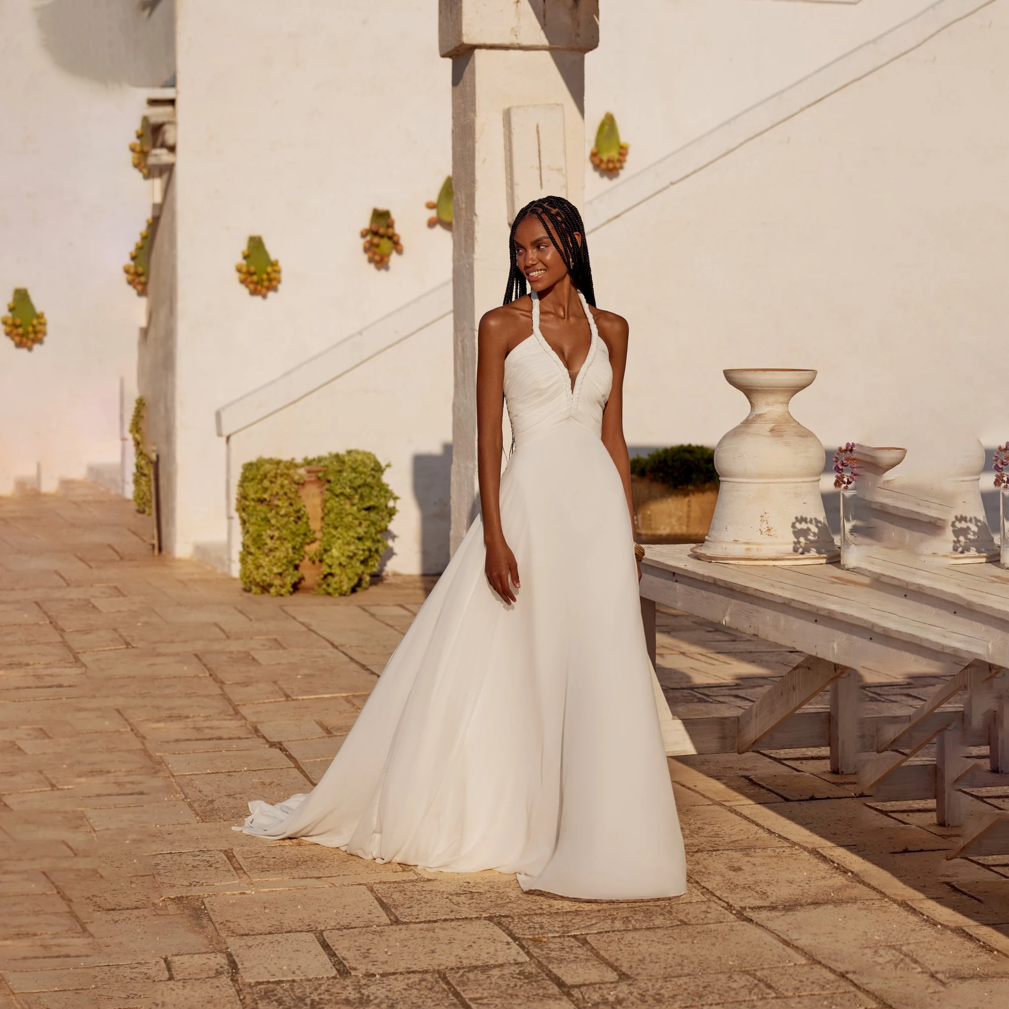 ชุดแต่งงาน ZIBUYU แบบสั่งตัด ดีไซน์หรูหรา โรแมนติก คอ halter คอลึกแบบวี แขนกุด ดีไซน์จับจีบ ช่วงหลังเปลือย ทรงเอไลน์