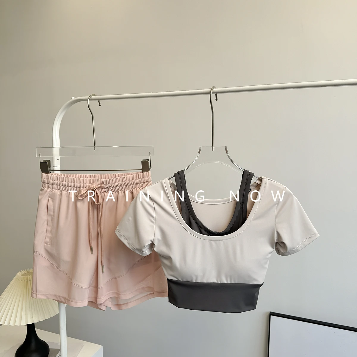 

Спортивный костюм для женщин, летняя облегающая одежда для йоги, быстросохнущая одежда, модные и красивые шорты для утреннего бега, фитнеса